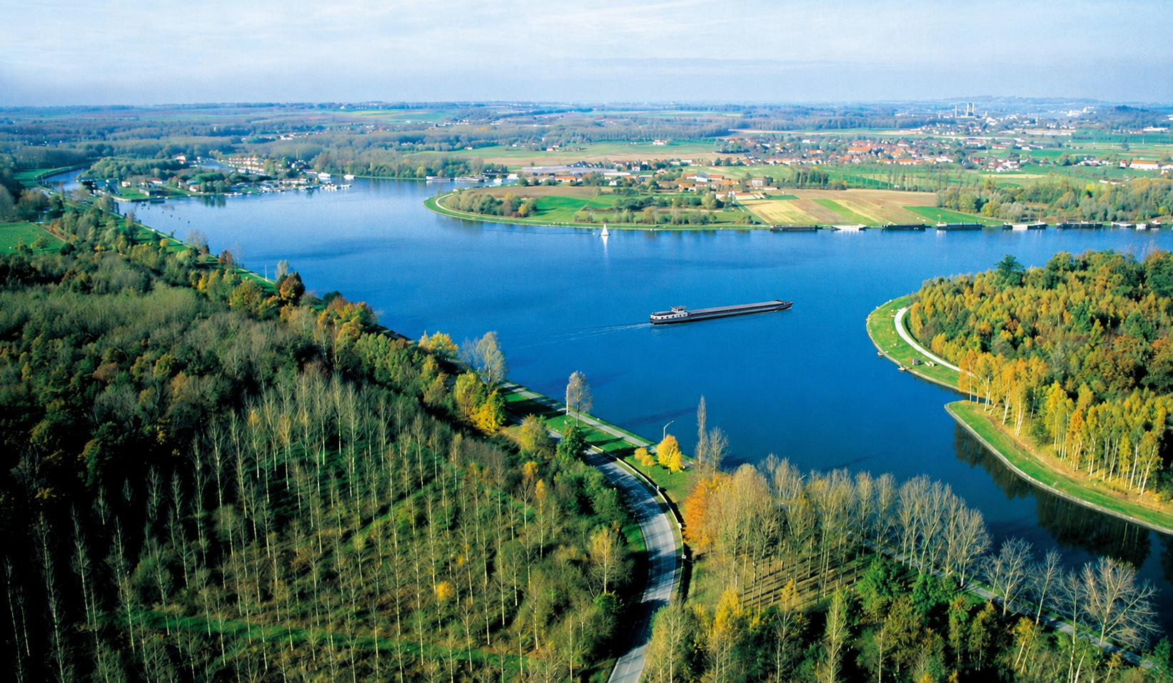Barge naviguant au confluent de la Scarpe et de l'Escaut